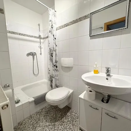 Fully Equipped With Balcony 아파트 츠비카우